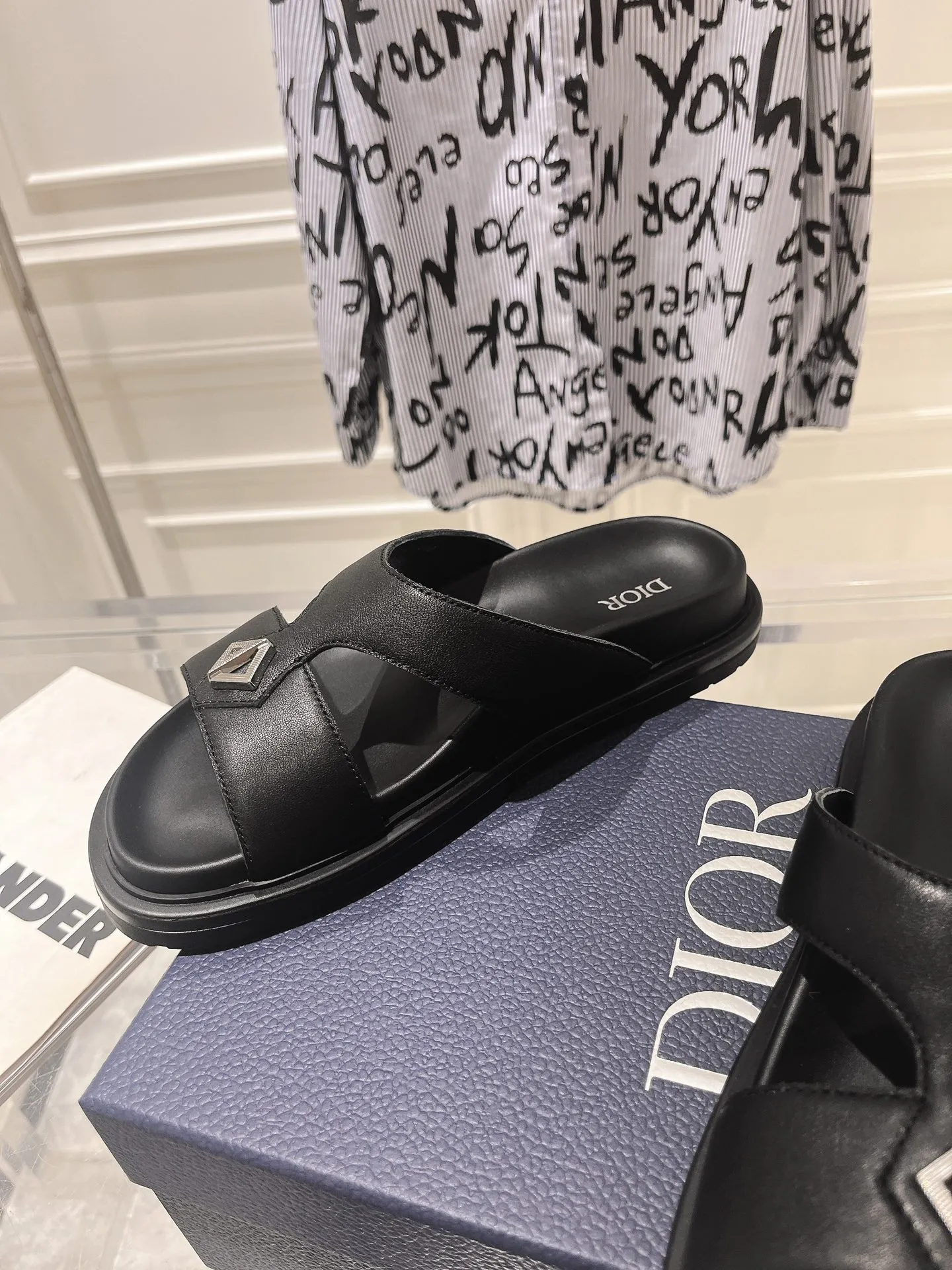 👟👟Ex-factory price 420👟👟 #Men's top version 𝐃𝐈𝐎𝐑# Dior's new men's summer slippers 🔥Purchase the original development Alias ​​sandals are new products in 2024. They are a leisurely and exquisite work. The upper is made of imported denim ➕ calfskin 🔥 Original molded rubber outsole provides the best comfort 🔥 ✔️Size: #38-46